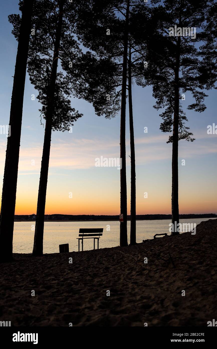 Sonnenuntergang Silhuette Blick auf Stuhl stehend in der Nähe Blick auf Sonnenuntergang. Foto aufgenommen in Europa, Lettland. Stockfoto