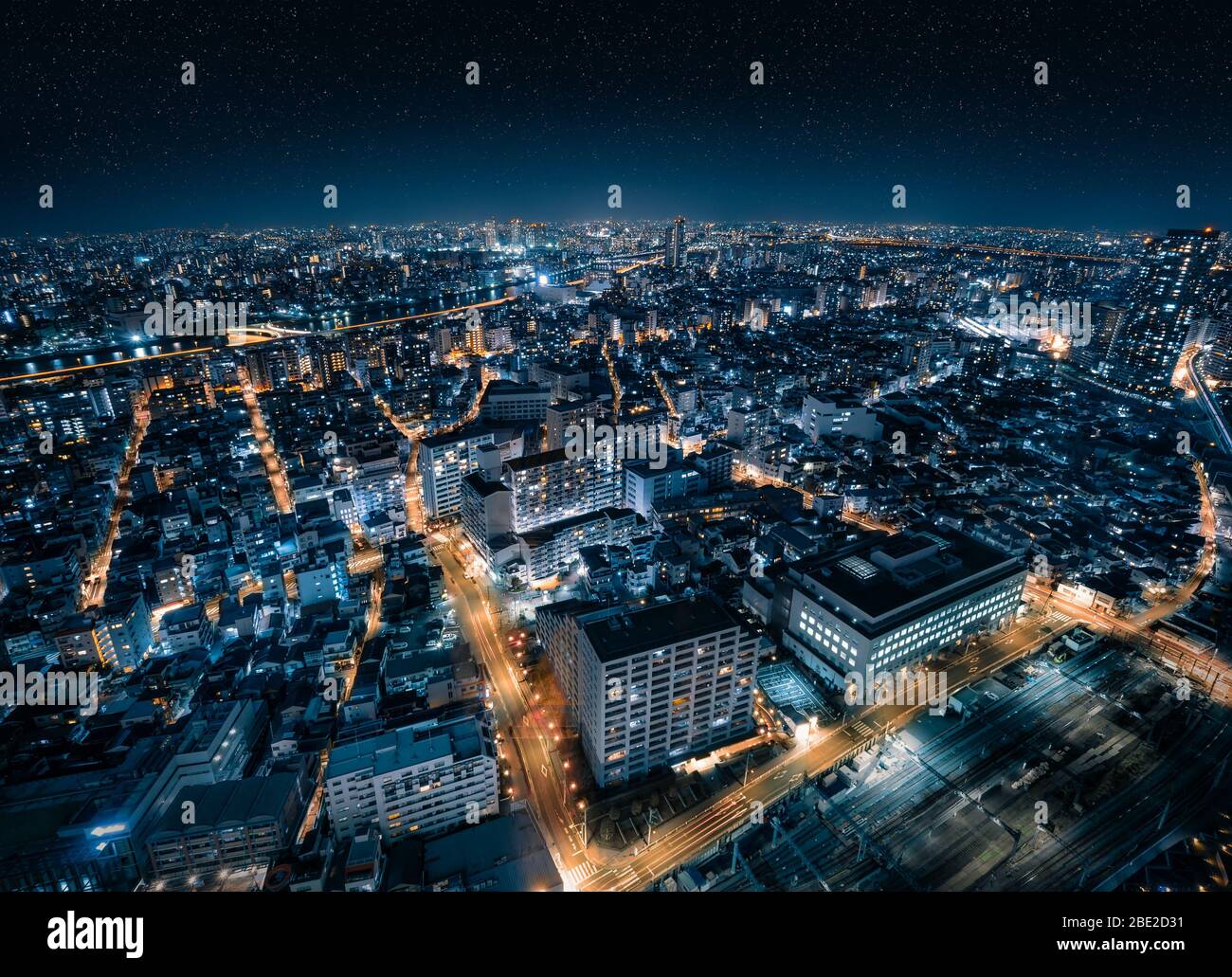 Blick auf die futuristische Skyline mit Sternenhimmel im Stadtteil Sumida in Tokio, Japan Stockfoto