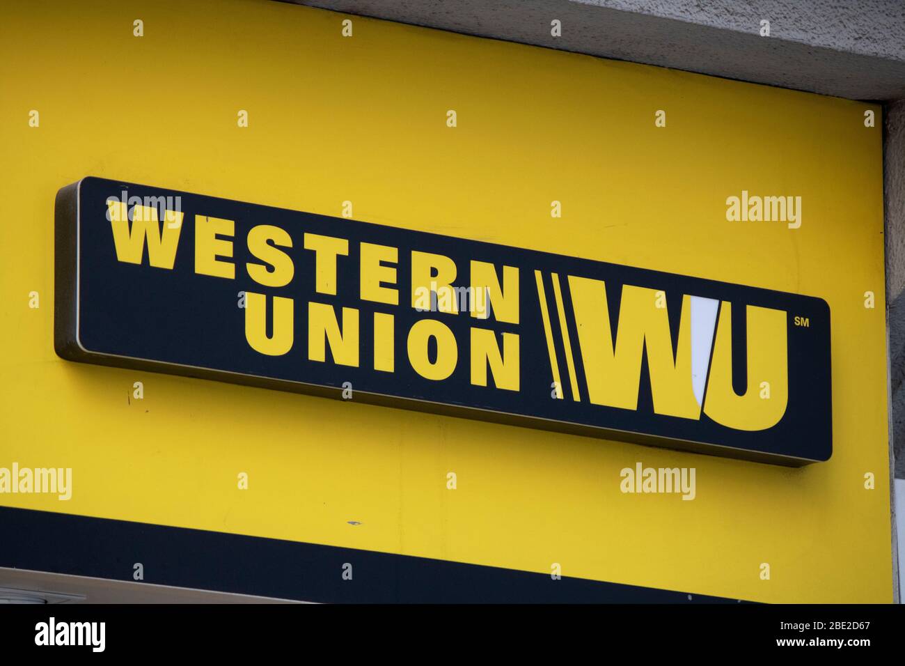 WESTERN Union Schild ist gelb und schwarz. Er zog sich zurück. Stockfoto