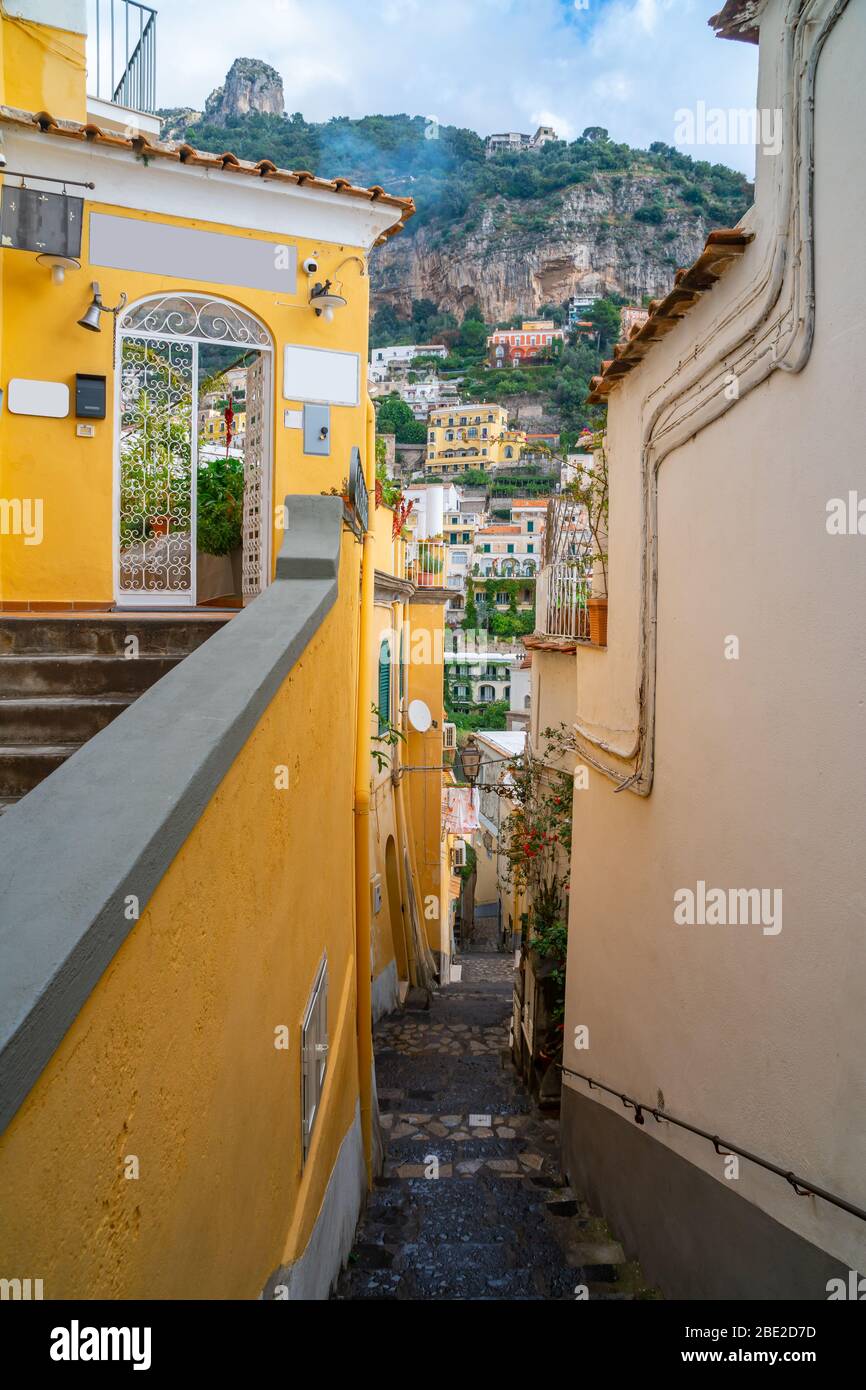 Typische schmale Straße und bunte Häuser in der Stadt Positano, Amalfi Küste Stockfoto
