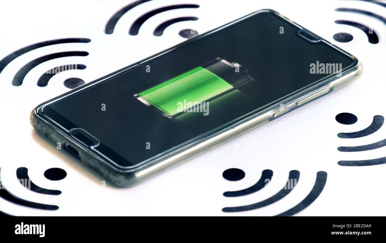 wi-Fi-Ladegerät für Telefon horizontal mit Wireless-Symbolen und Akku-Symbol Hintergrund Stockfoto