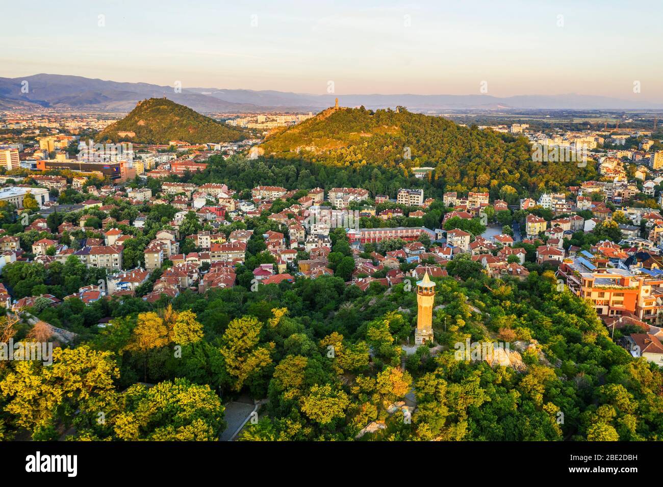 Europa, Bulgarien, Plovdiv, Luftaufnahme des Danov-Hügels mit dem Uhrturm im Minarett-Stil aus dem 16. Jahrhundert Stockfoto