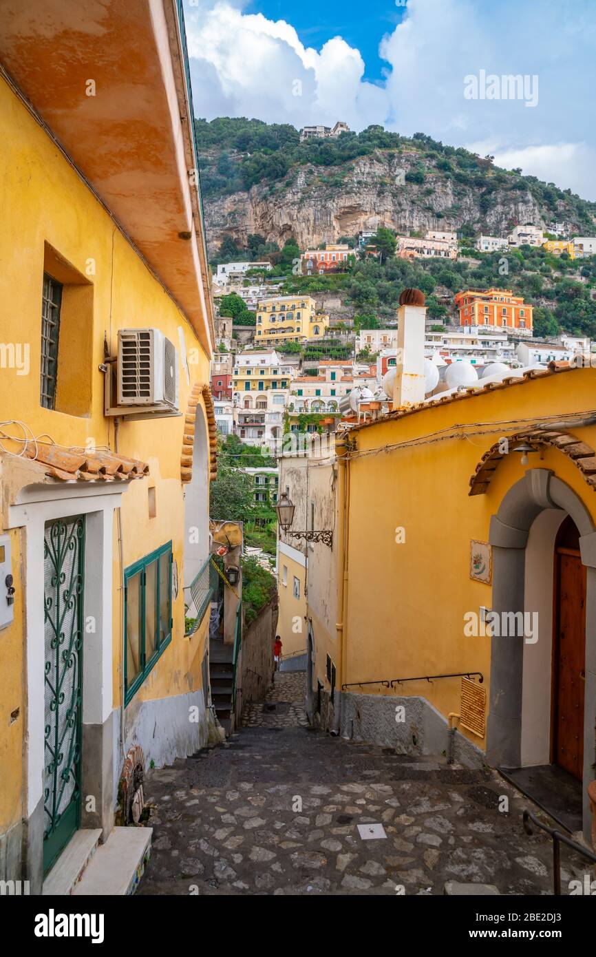 Typische schmale Straße und bunte Häuser in der Stadt Positano, Amalfi Küste Stockfoto