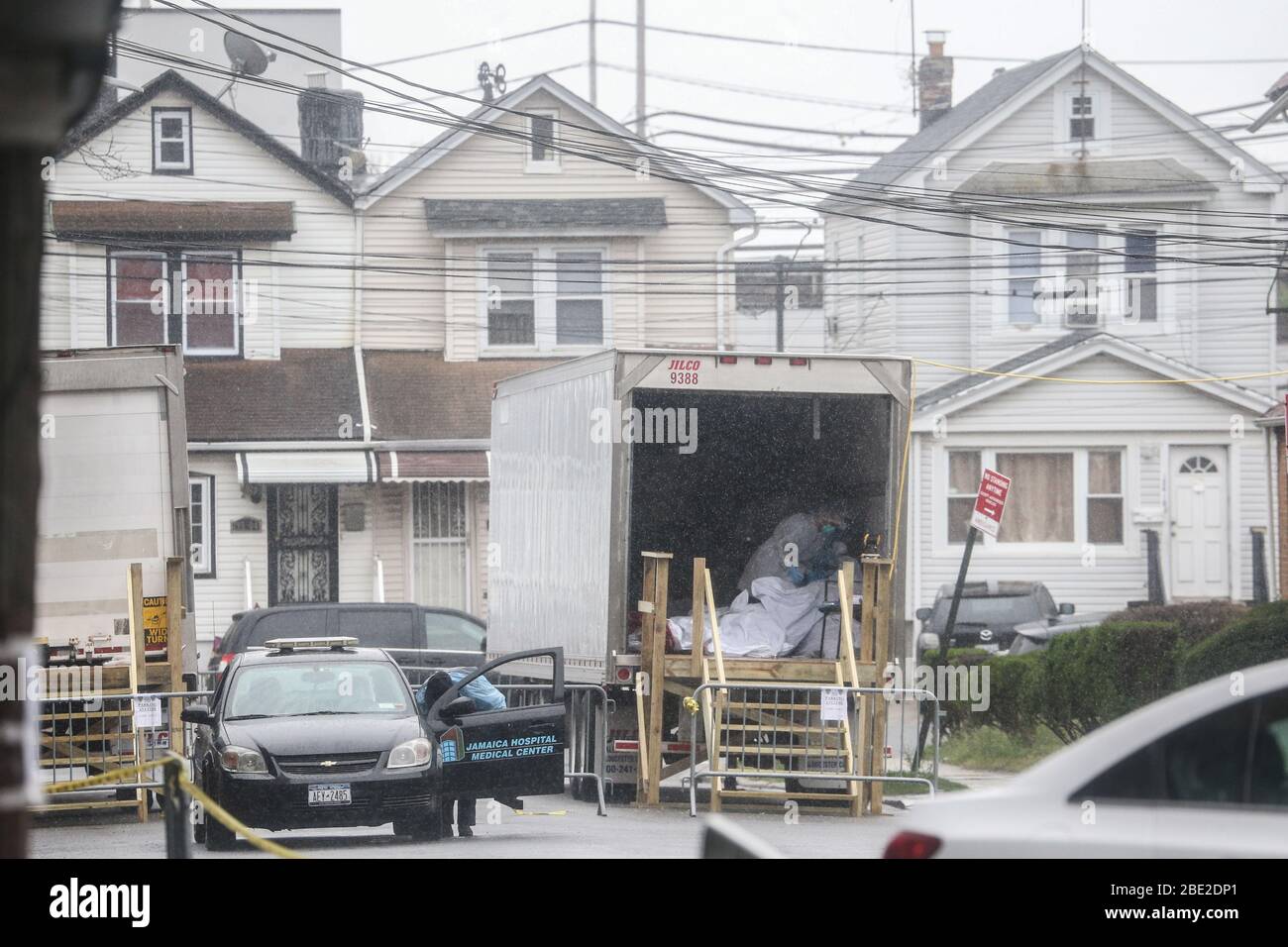 9. April 2020, New York, NY, USA: 9. April 2020: Krankenhausangestellte arbeiten in gekühlten Containerwagen, die zu provisorischen Leichenhallen für verstorbene COVID-19 Patienten im Jamaica Hospital Medical Center im New York City Viertel Richmond Hill in Queens geworden sind...NY TAGESZEITUNGEN UND IHRE JEWEILIGEN WEBSITES RAUS! (Bild: © Dan Herrick/ZUMA Wire) Stockfoto