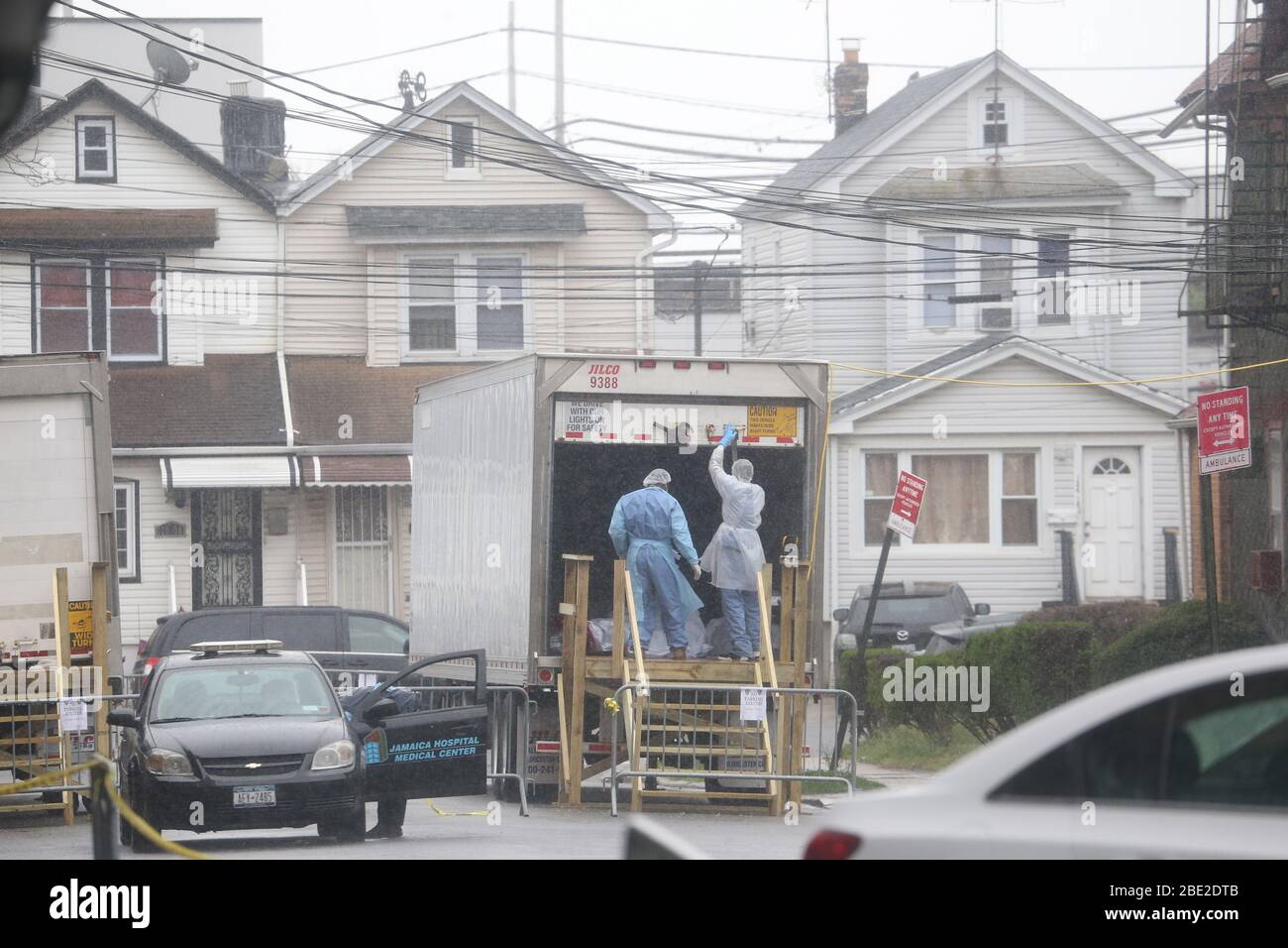 9. April 2020, New York, NY, USA: 9. April 2020: Krankenhausangestellte arbeiten in gekühlten Containerwagen, die zu provisorischen Leichenhallen für verstorbene COVID-19 Patienten im Jamaica Hospital Medical Center im New York City Viertel Richmond Hill in Queens geworden sind...NY TAGESZEITUNGEN UND IHRE JEWEILIGEN WEBSITES RAUS! (Bild: © Dan Herrick/ZUMA Wire) Stockfoto