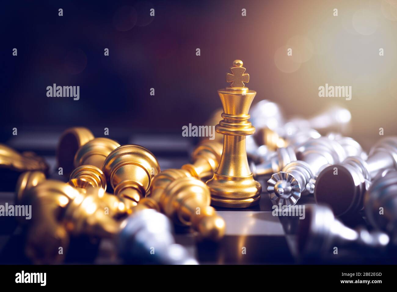 Gewinner des Schachspielbretts, goldener Sieg König gewinnen in erfolgreicher Geschäftskonkurrenz Stockfoto