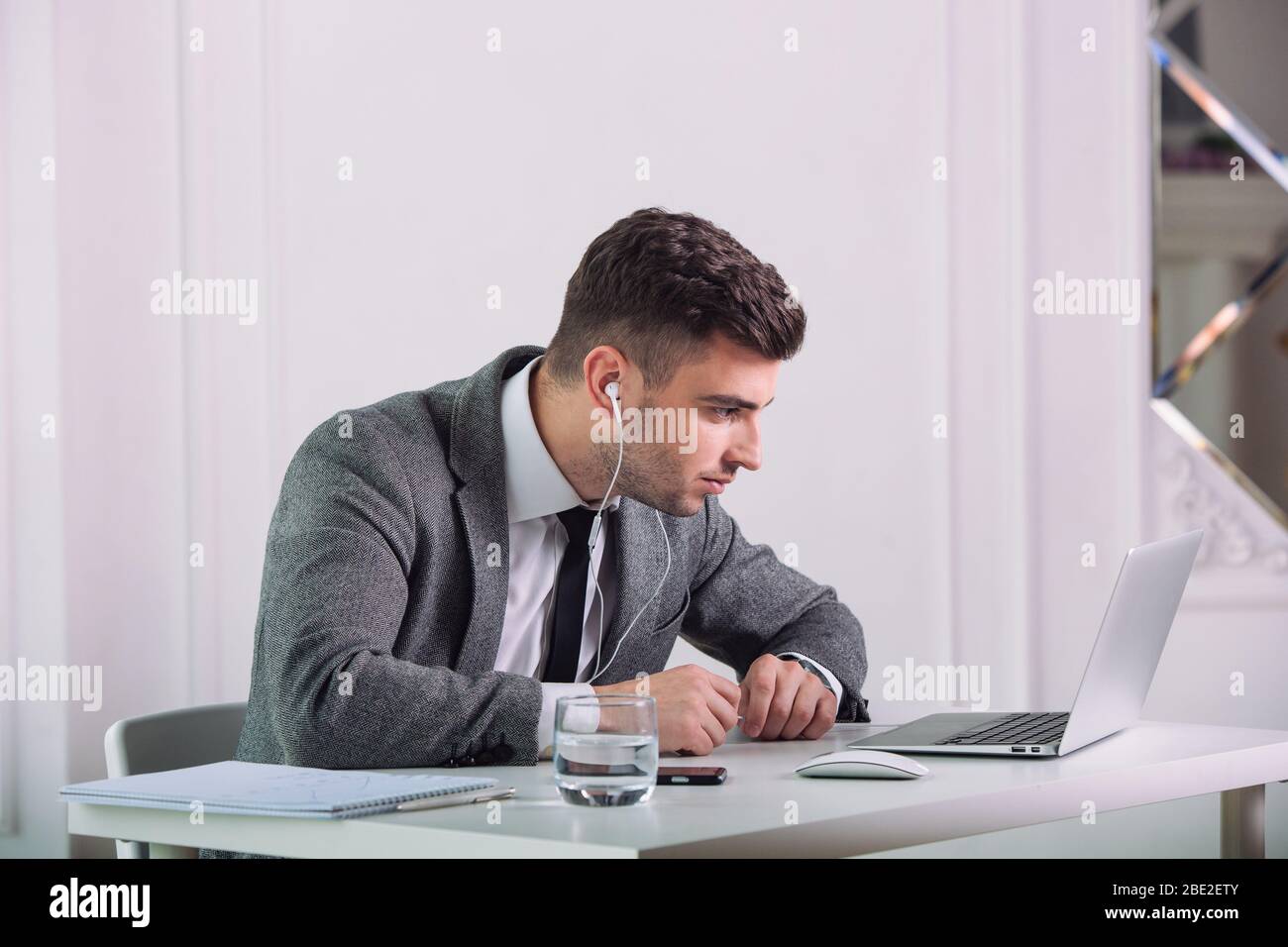 Gutaussehender Geschäftsmann bei der Videokonferenz Stockfoto