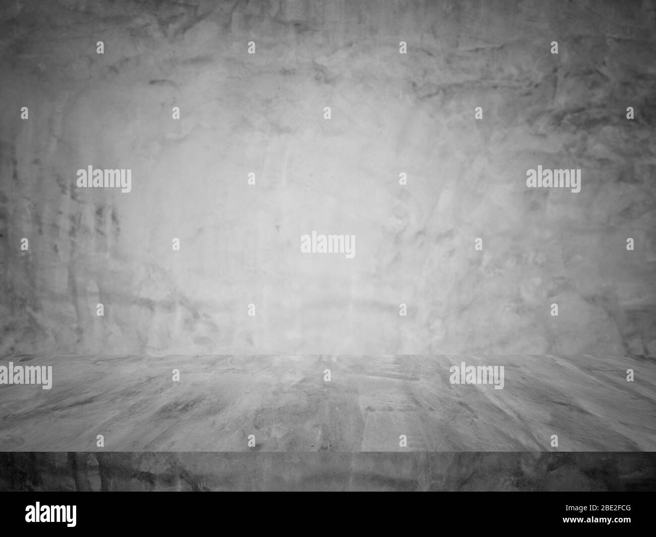 Schwarzer Zementtisch und Regale Studio und dunkler Showroom Hintergrund für aktuelle Produkte Stockfoto