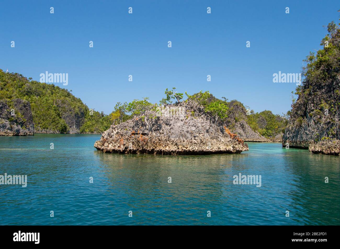Kalksteinfelsen in der Lagune von Piaynemo im Archipel der Fam-Inseln. Raja Ampat, Indonesien Stockfoto