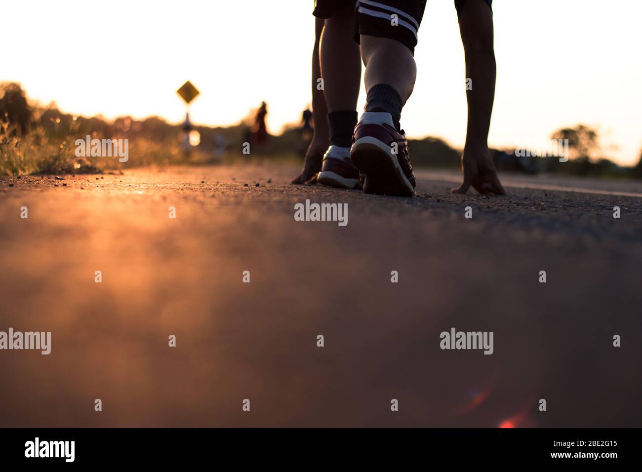 Ziel und Streben Konzept, Läufer laufen auf der Straße bei Sonnenaufgang. Stockfoto