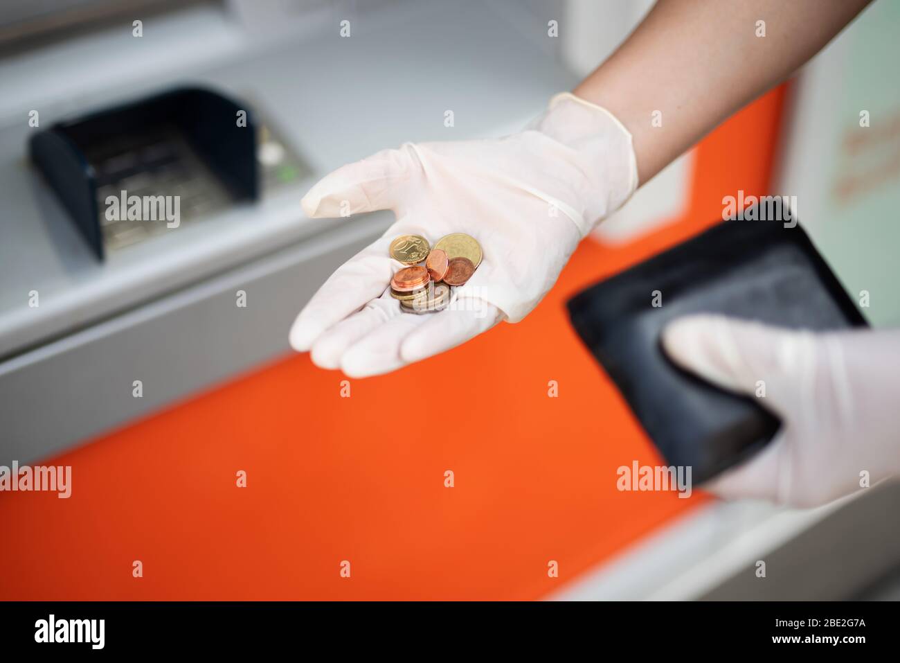 Mann entsetzt über einen Geldautomaten, finanzielle Not während der Zeit der Korona-Krise Stockfoto
