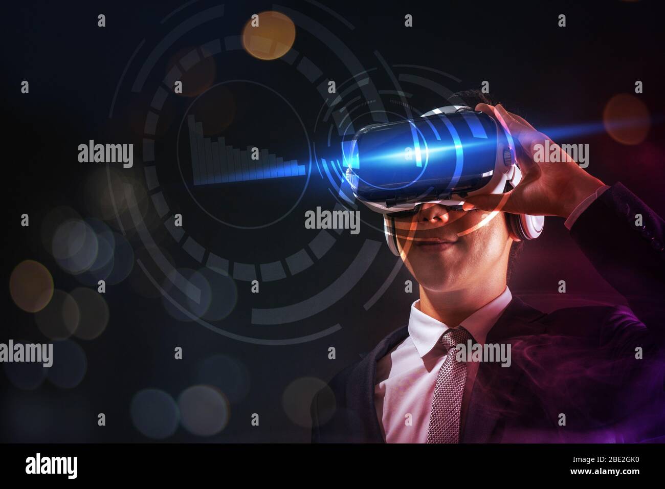 Technologie und digitales Business Innovation Konzept, Geschäftsmann trägt Brille der Virtual Reality Brille. Stockfoto