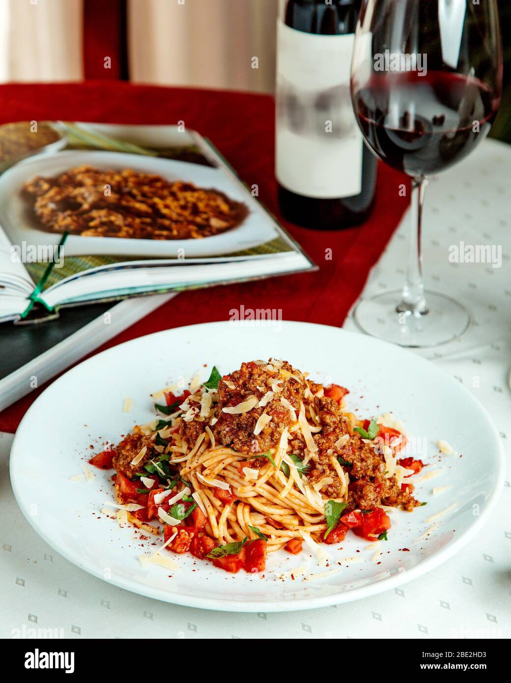 Spaghetti mit Hackfleisch Tomatenminze und Käse Stockfoto