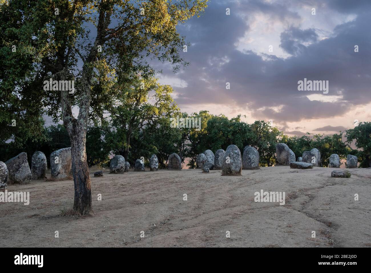 Évora, Portugal, 10. April 2020. Der Almendres Cromlech ist das größte megalithische Denkmal der Iberischen Halbinsel, eines der größten der Welt. Stockfoto