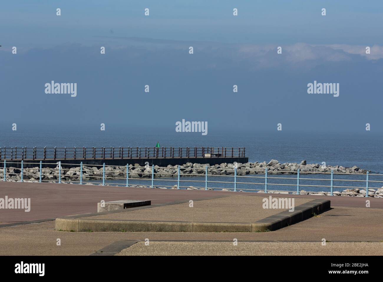 Morecambe, Lancashire, Großbritannien. April 2020. Eine recht morecambe Promenade bei Flut nach Mittag ganz mit der occaisonal Familie, die Übung nimmt, während sie soziale Distanz observiertQuelle: Photographing North/Alamy Live News Stockfoto