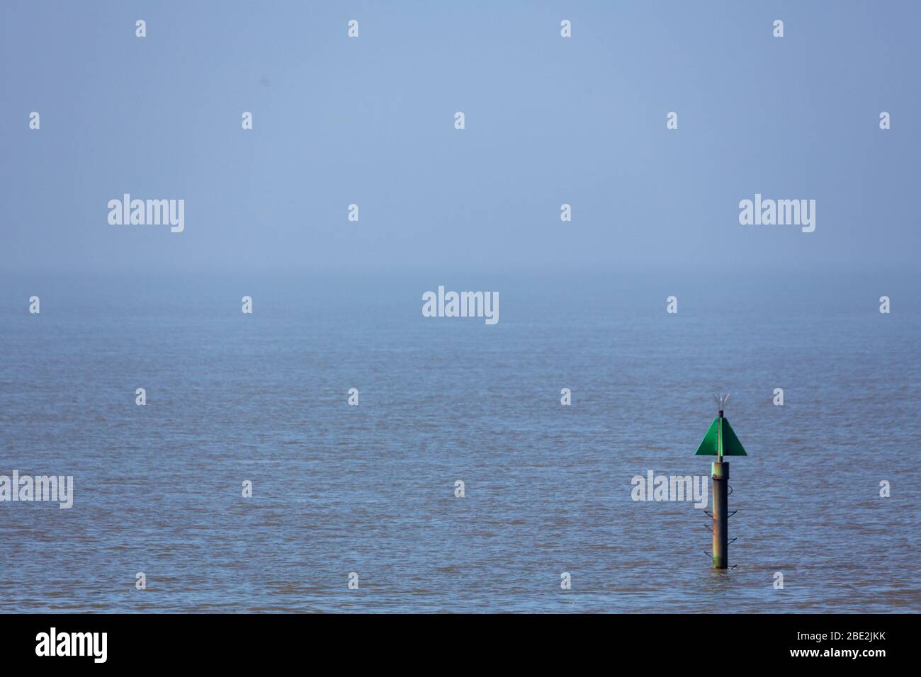 Morecambe, Lancashire, Großbritannien. April 2020. Eine recht morecambe Promenade bei Flut nach Mittag ganz mit der occaisonal Familie, die Übung nimmt, während sie soziale Distanz observiertQuelle: Photographing North/Alamy Live News Stockfoto