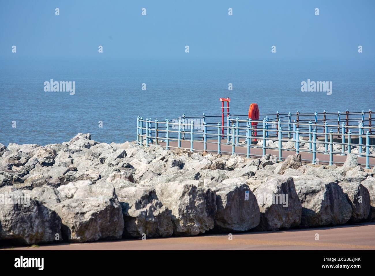 Morecambe, Lancashire, Großbritannien. April 2020. Eine recht morecambe Promenade bei Flut nach Mittag ganz mit der occaisonal Familie, die Übung nimmt, während sie soziale Distanz observiertQuelle: Photographing North/Alamy Live News Stockfoto