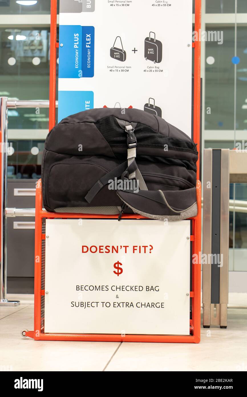 Der übergroße Rucksack liegt auf einem Kontrollkäfig für die Größe des Handgepäcks messen. Gepäckgröße am Flughafen prüfen. Stockfoto