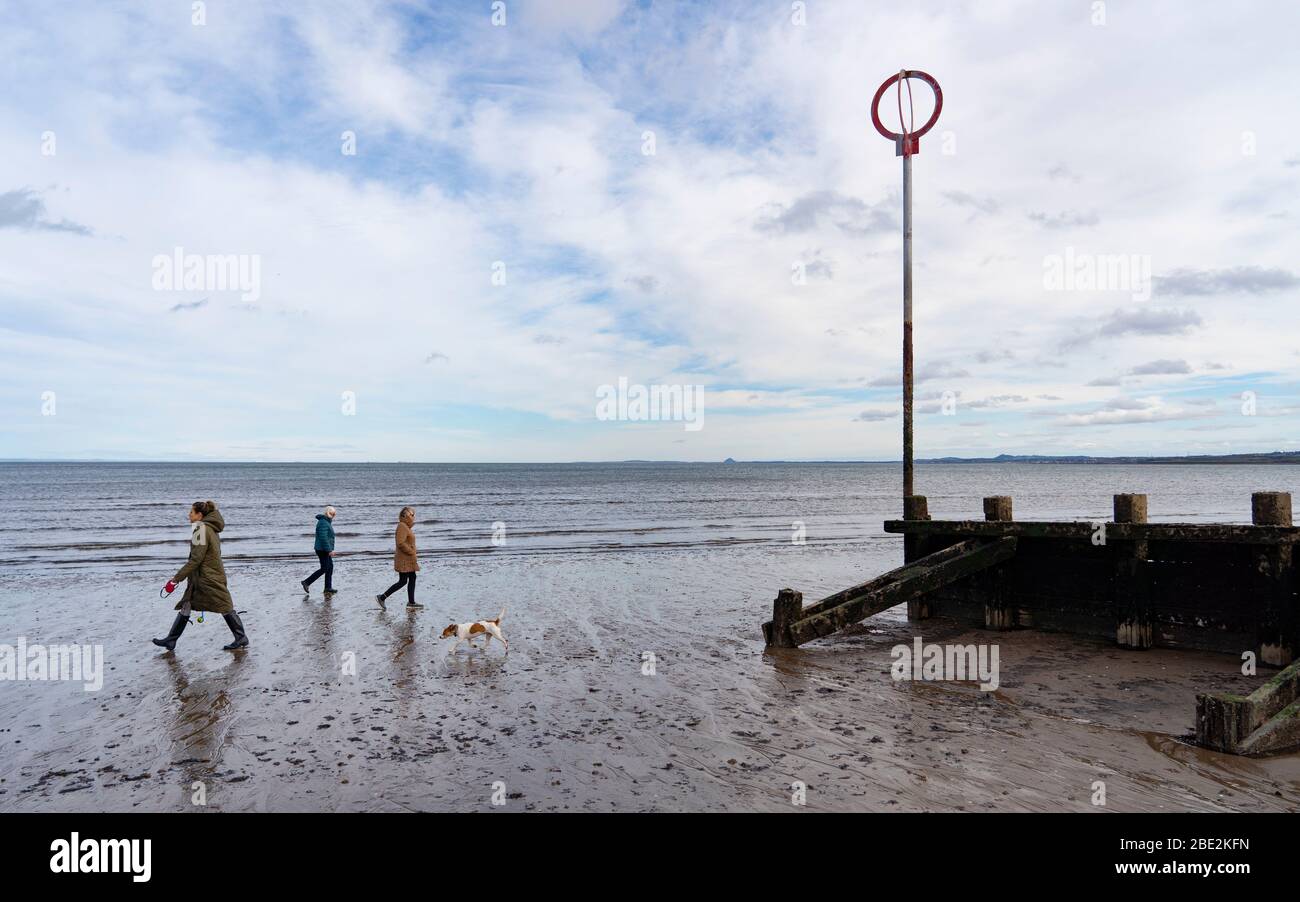 Portobello, Edinburgh. Schottland, Großbritannien. 11 April 2020. Am Osterwochenende am Samstagmorgen waren die Besucher draußen am Portobello Strand außerhalb von Edinburgh trainieren und spazieren gehen. Der beliebte Strand und die Promenade sind sehr ruhig und die Leute üben eine richtige soziale Distanz aus. Iain Masterton/Alamy Live News Stockfoto