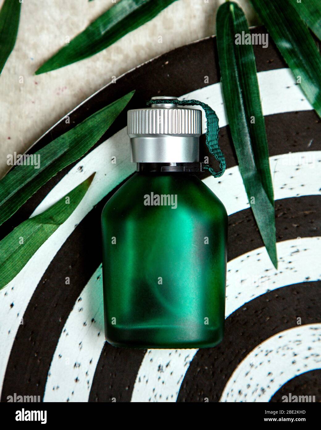 Grüne Flasche parfum auf dem Tisch Stockfoto