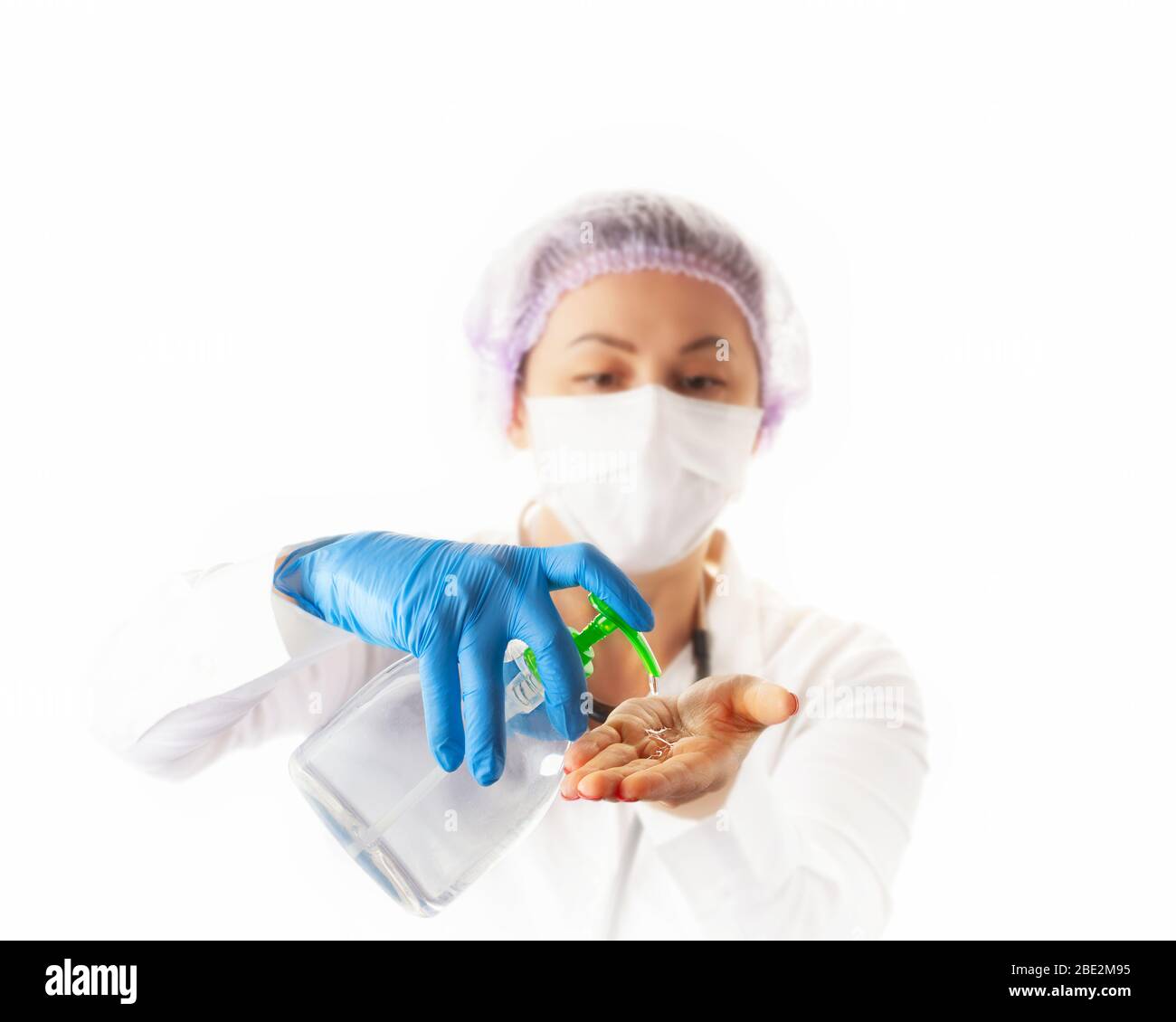 Krankenschwester Frau in medizinischen Schutzmaske und Handschuhe zeigt Sanitizer oder antibakterielle Seife. Prävention und Stop Infektion Konzept. Stockfoto
