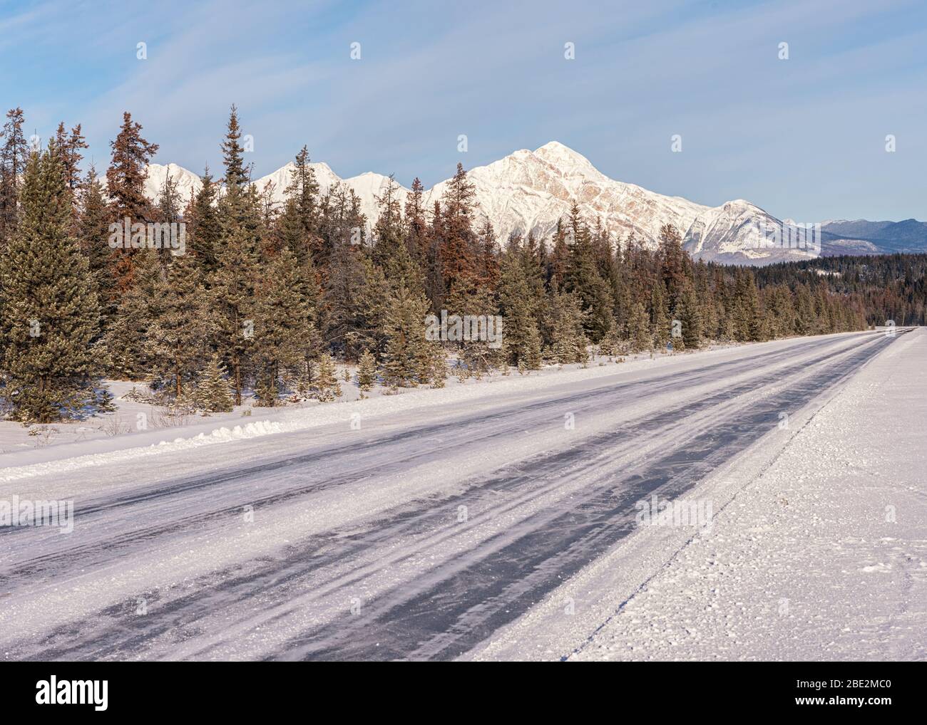 Schneebedeckter Trans-Canadian Highway 93 zwischen Banff und Jasper, Alberta, Kanada Stockfoto