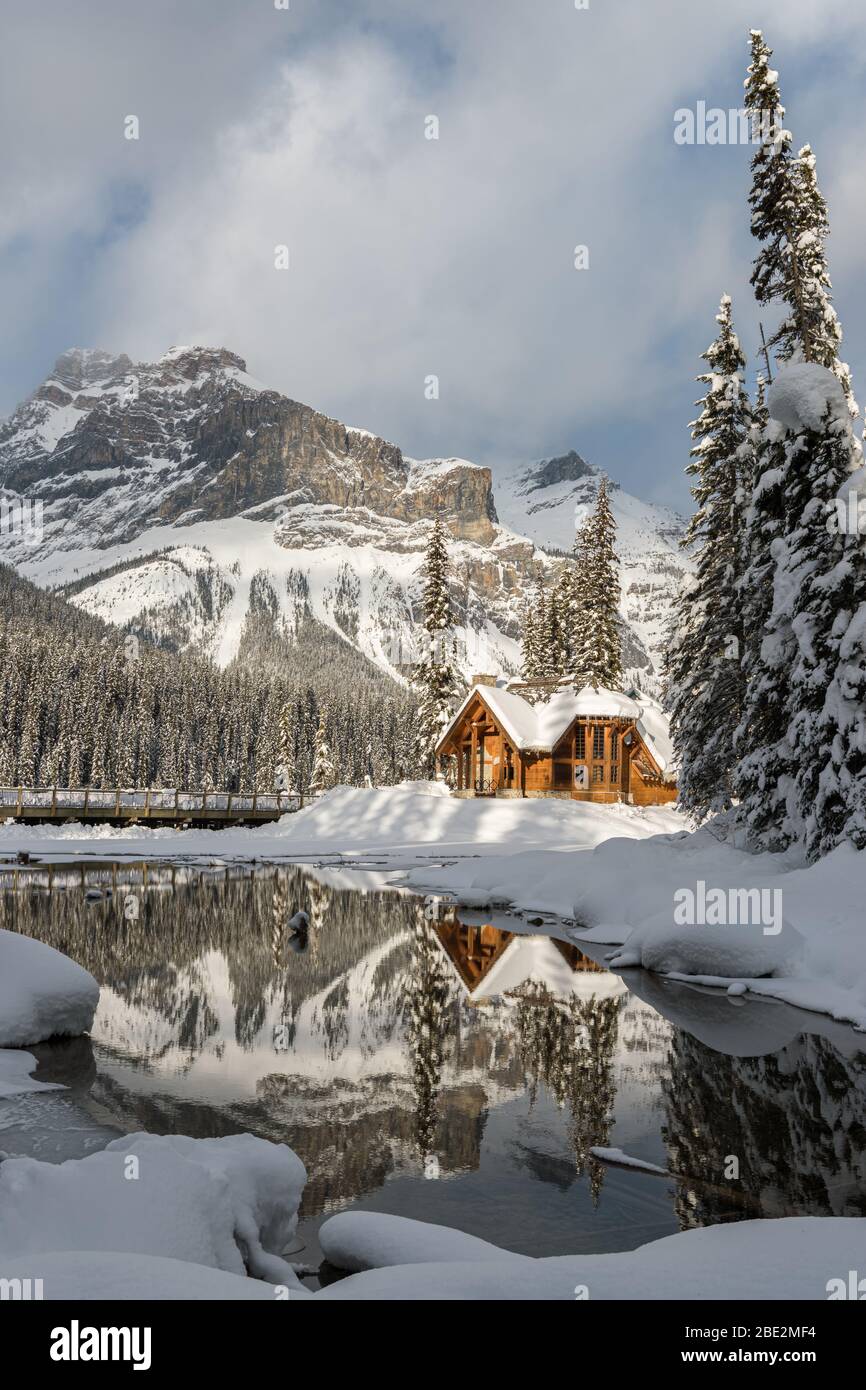 Holzbrücke über den Emerald See mit dem Cilantro Café im Winter, Yoho Nationalpark, Kanadische Rockies, British Columbia, Kanada Stockfoto