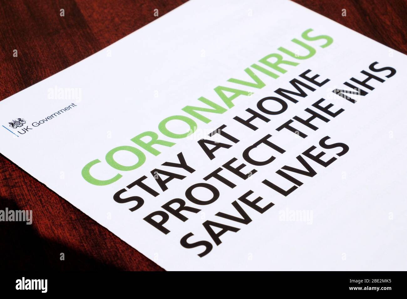 Eine Broschüre der britischen Regierung Stay Home Protect NHS Save Lives, die mit einem Coronavirus-Brief des Premierministers Boris Johnson verschickt wurde, ist abgebildet Stockfoto