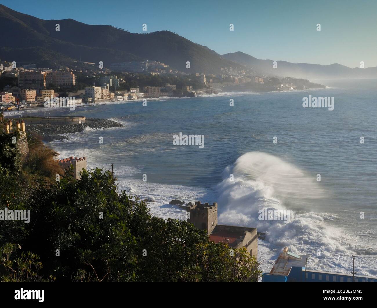 SeaStorm in Genua Boccadasse im Herbst aus höherer Sicht Stockfoto