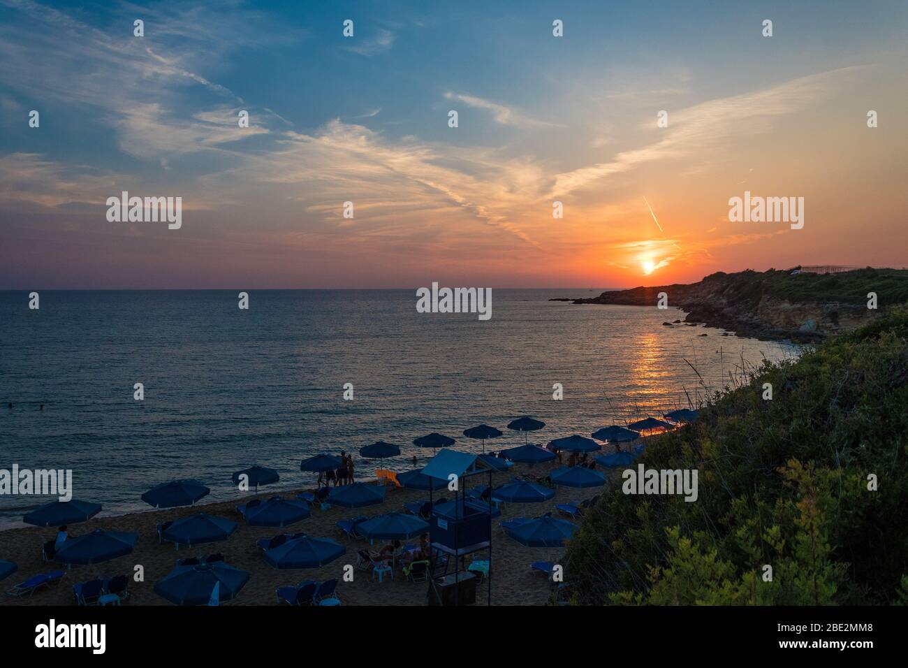 Majestätischer Sonnenuntergang mit schönen Farben vom Strand von Ammes in Argostoli Kefalonia, Griechenland Stockfoto