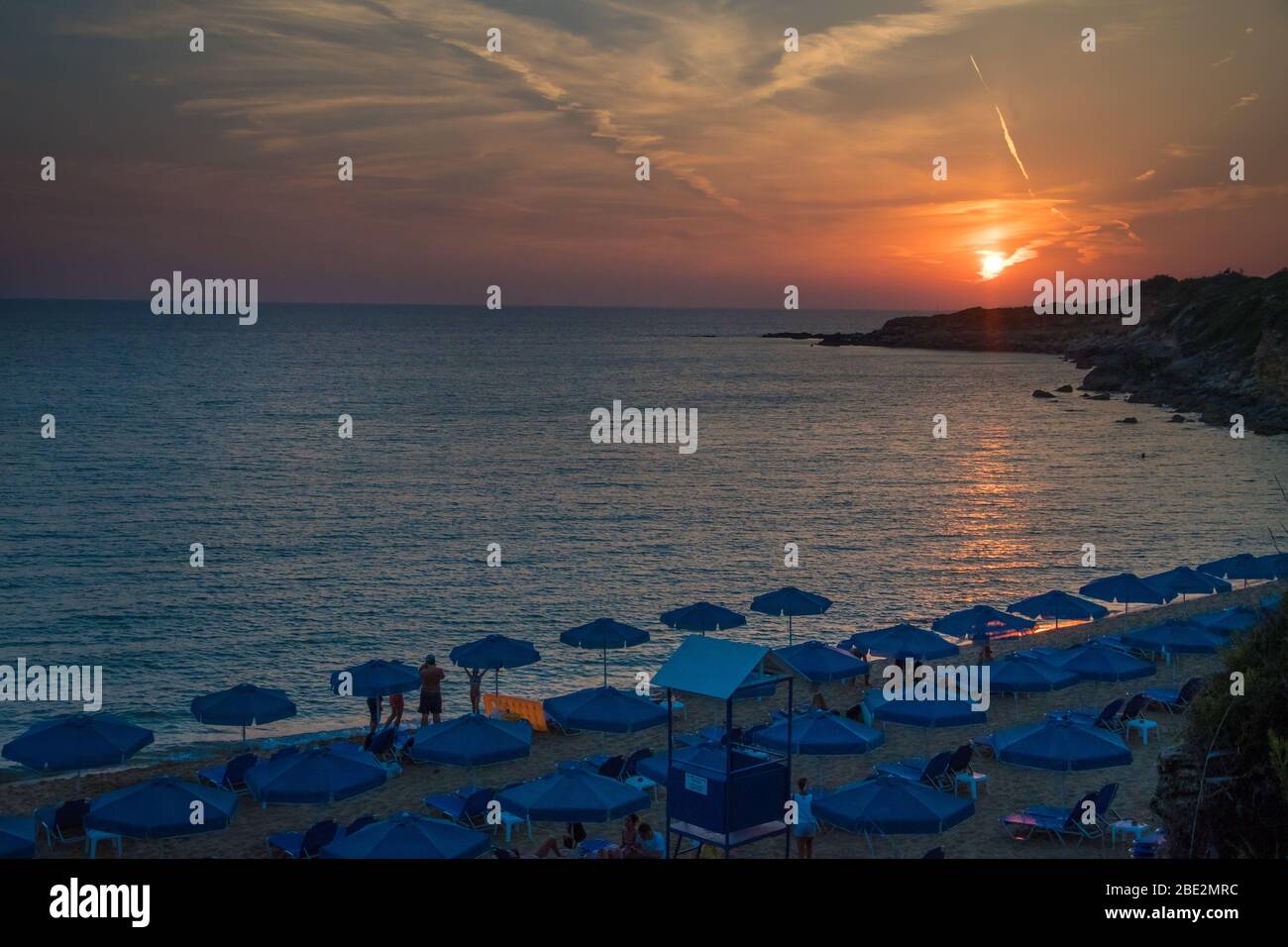 Majestätischer Sonnenuntergang mit schönen Farben vom Strand von Ammes in Argostoli Kefalonia, Griechenland Stockfoto