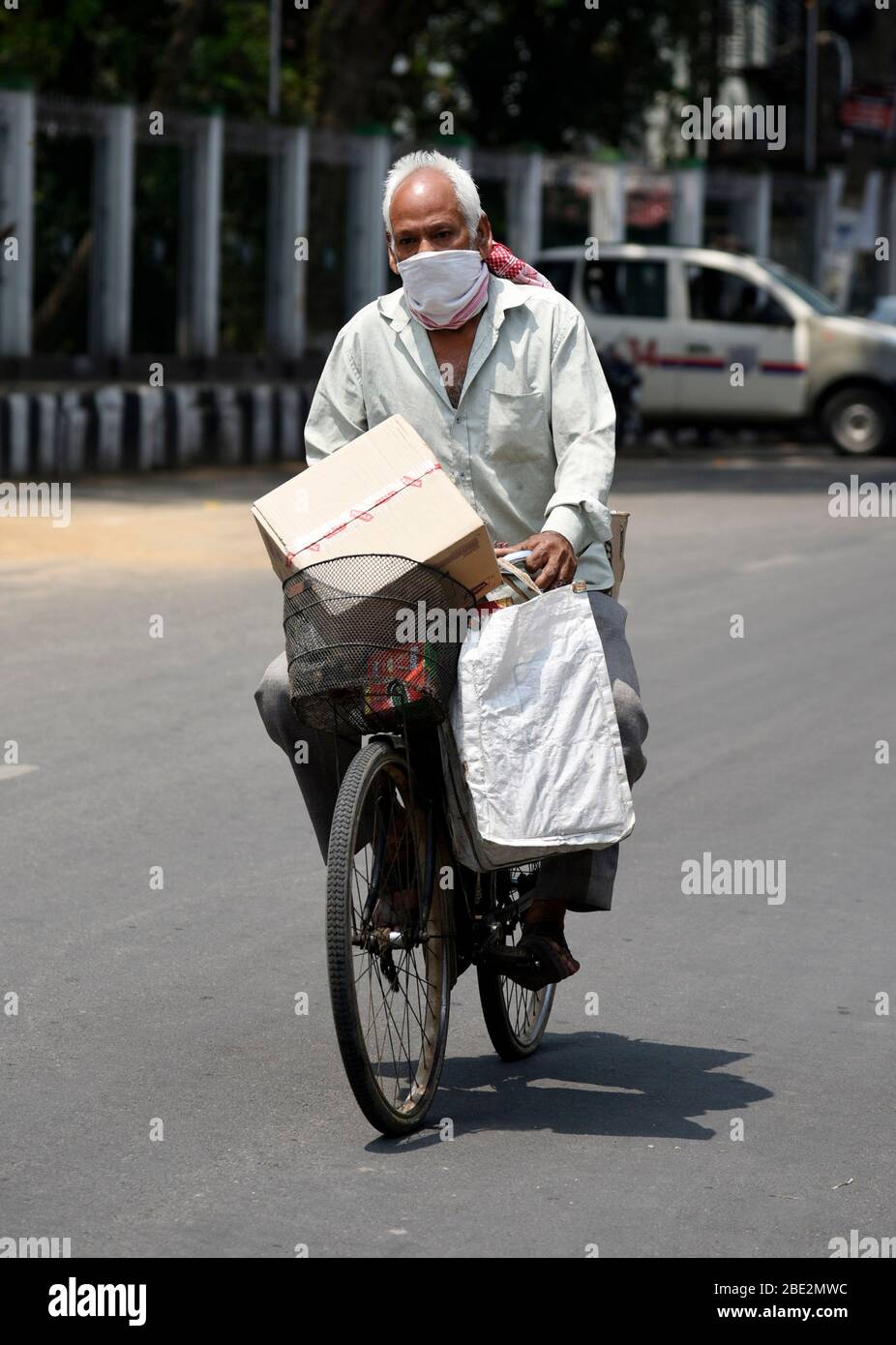 Guwahati, Assam, Indien. April 2020. Ein Mann trägt das Wesentliche auf seinem Fahrrad, während der landesweiten Sperre, um die Ausbreitung des Coronavirus zu verhindern, in Guwahati. Kredit: David Talukdar/ZUMA Wire/Alamy Live News Stockfoto