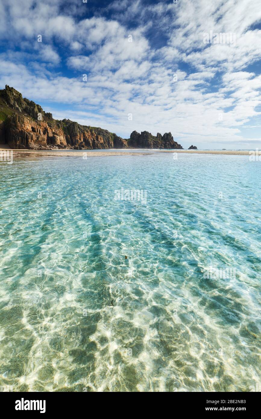 Kristallklarer natürlicher Meerpool am Strand von Pednvounder, Porthcurno, Cornwall Stockfoto