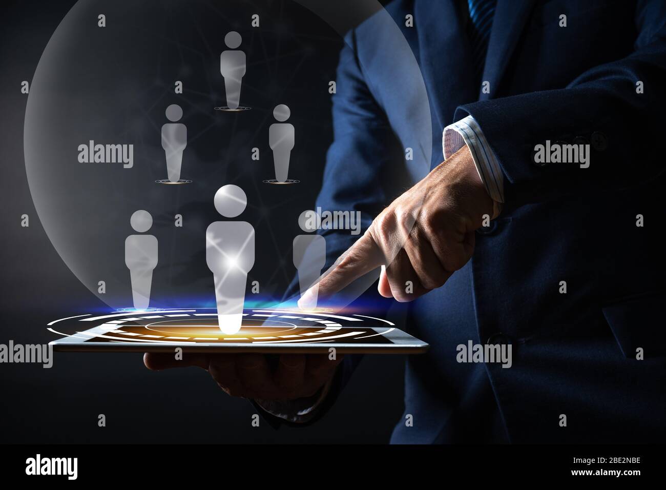 Business- und Smart-Technologie-Konzept, Human Icon mit Tablet auf der Handfläche, Business man und Global Connection Data Network Management Stockfoto