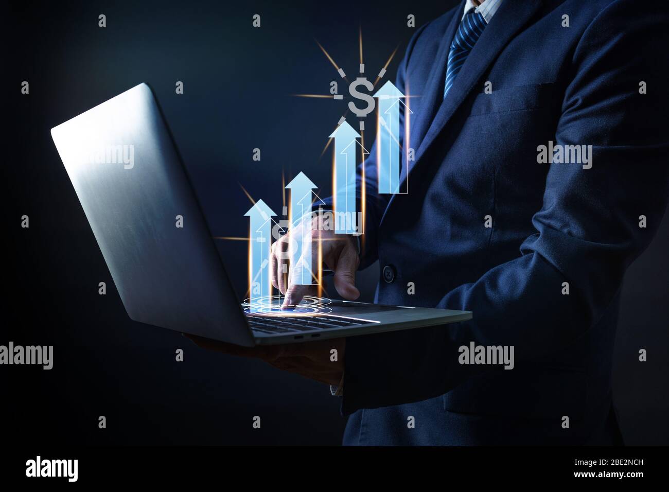 Business und Technologie des Geschäftsmannes drücken auf Laptop mit Pfeil nach oben und Geld-Symbol, Gewinn und erfolgreiche Finanzierung durch elektronische Stockfoto