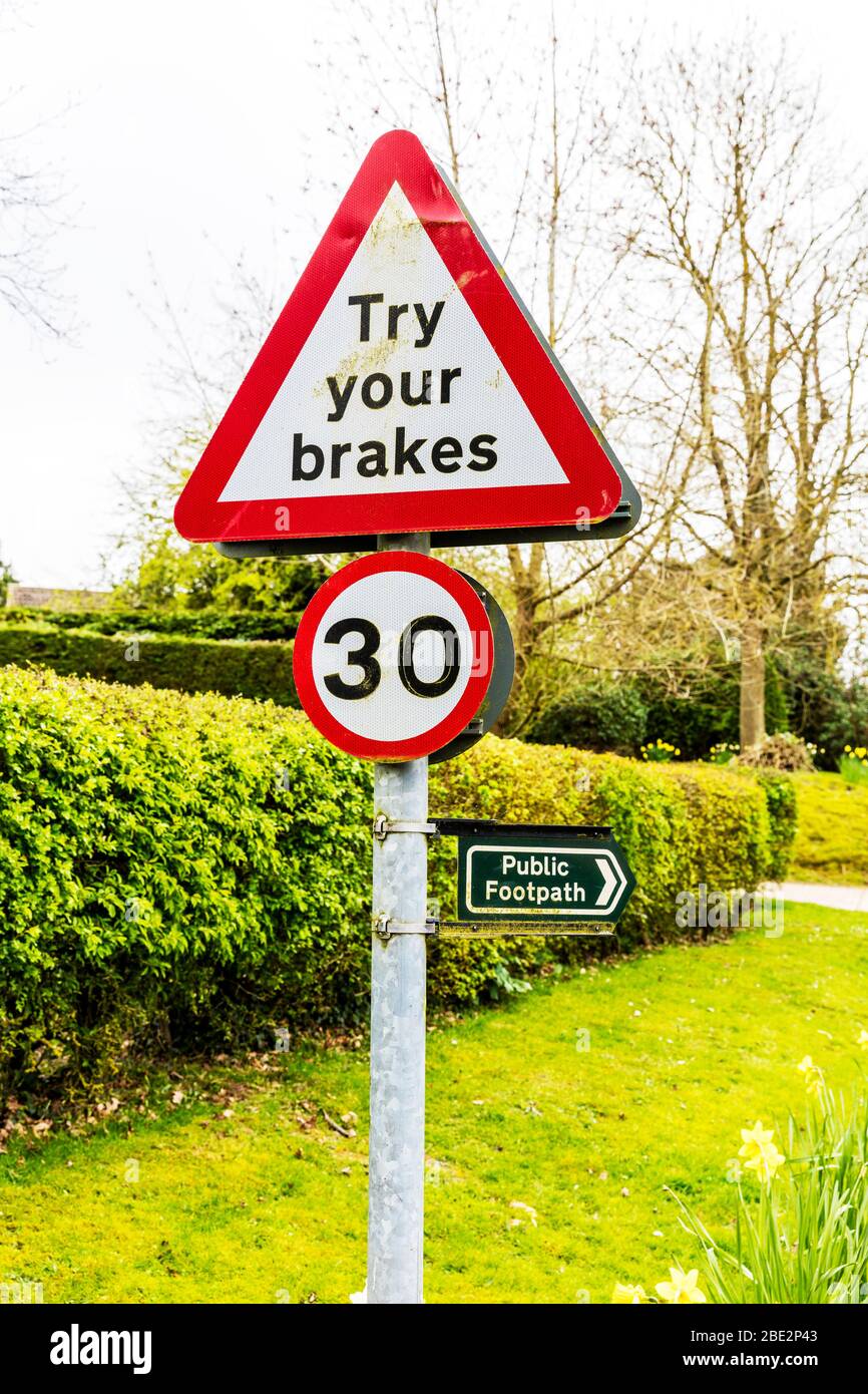 Versuchen Sie Ihre Bremsen Straßenschild, 30 mph Geschwindigkeitsbeschränkung Straßenschild, versuchen Sie Ihre Bremsen Zeichen, Straßenschilder, UK Straßenschilder, Großbritannien, England, Versuchen Sie Ihre Bremsen, Zeichen, Stockfoto