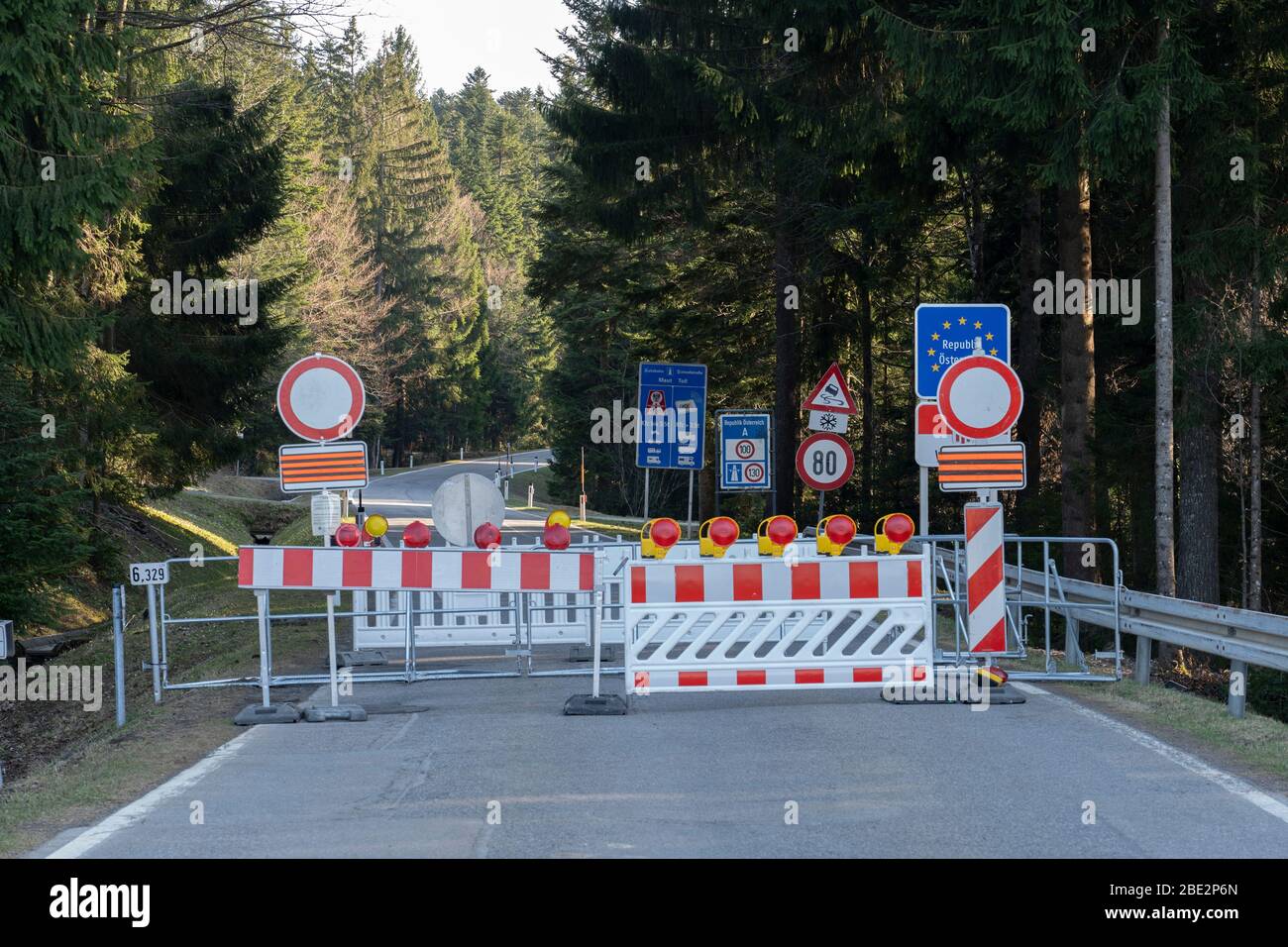 Sulzberg, Vorarlberg/ Österreich - 04-08-2020, auch Landstraßen, die von Deutschland nach Österreich führen, sind an der Grenzlinie wegen Corona Sicherheitsmaß gesperrt Stockfoto