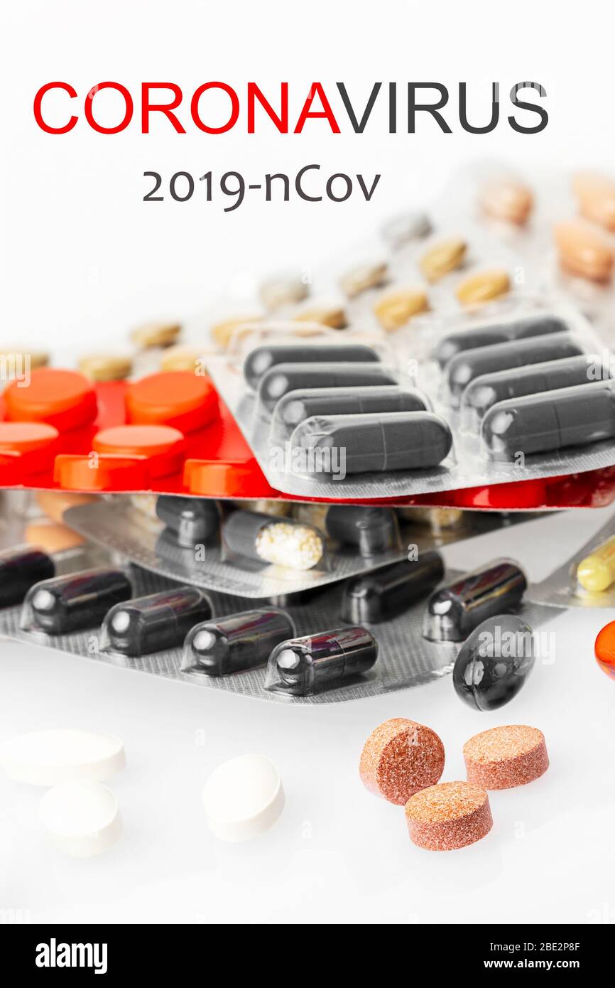 Coronavirus Behandlungskonzept.. Verschiedene pharmazeutische Medizin Pillen, Tabletten, Kapseln, chirurgische Maske Schutzmaske, Ampullen. Und Kunststoff-Syring Stockfoto