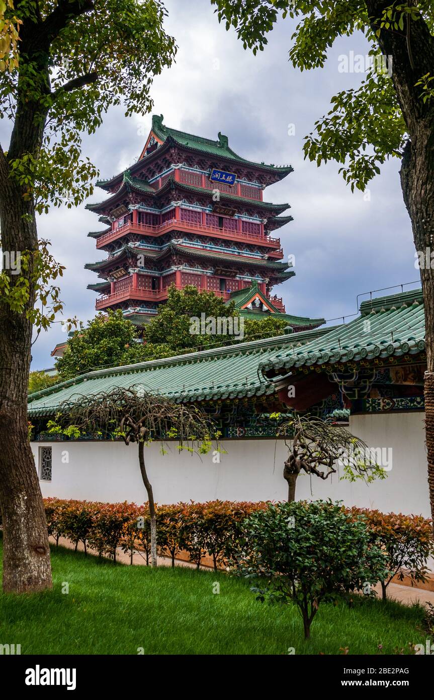 Gärten und der rekonstruierte Tengweng Pavillon im Song Stil, entworfen von Liang Sicheng, Nanchang China Stockfoto