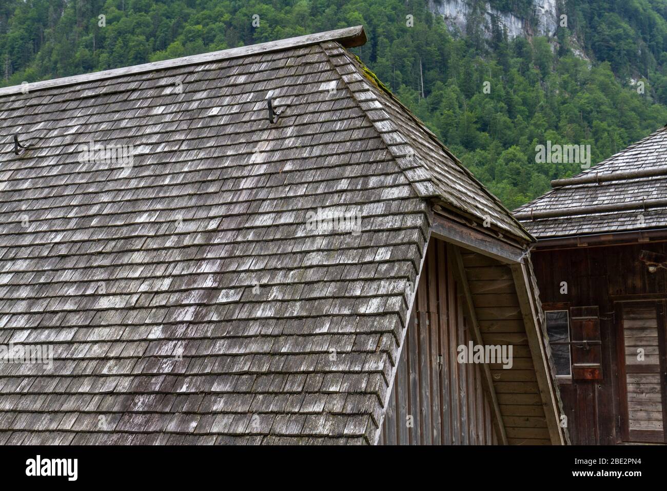 Detail mit Holzdachziegeln/Dachschindeln auf einem Gebäude in konigssee, Bayern, Deutschland. Stockfoto