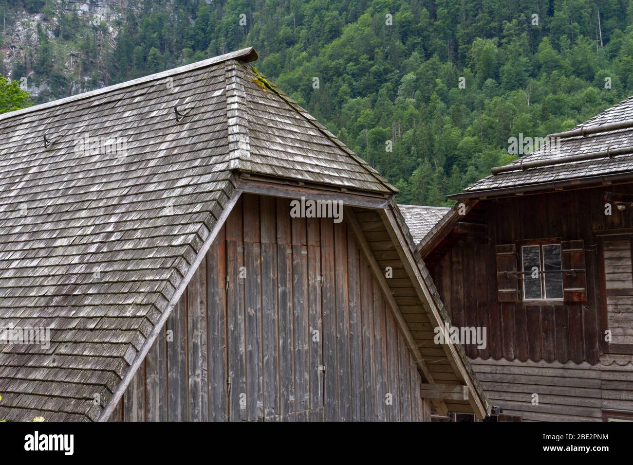 Detail mit Holzdachziegeln/Dachschindeln auf einem Gebäude in konigssee, Bayern, Deutschland. Stockfoto