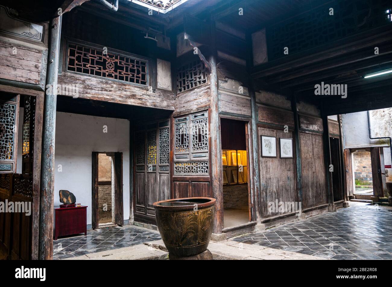 Die Halle des Flusses Liao seltsame Steine ein altes Gebäude in Luotiancun, einem alten Dorf in der Provinz Jiangxi, China. Stockfoto