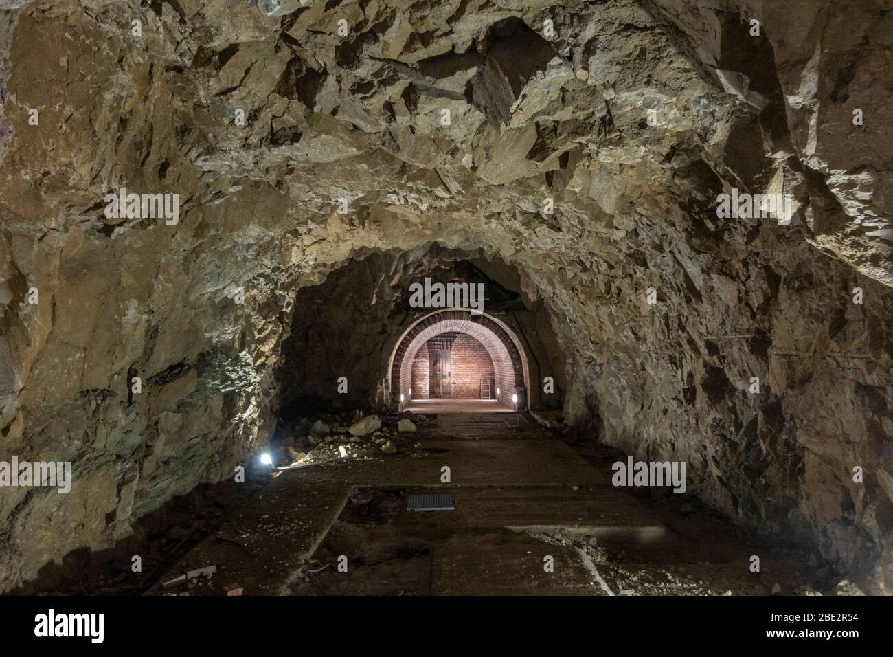 Felseingang und Tunnel im Plattterhofbunker oder Gastehausbunker, Teil des Dokumentationszentrums Obersalzburg, Bayern, Deutschland. Stockfoto