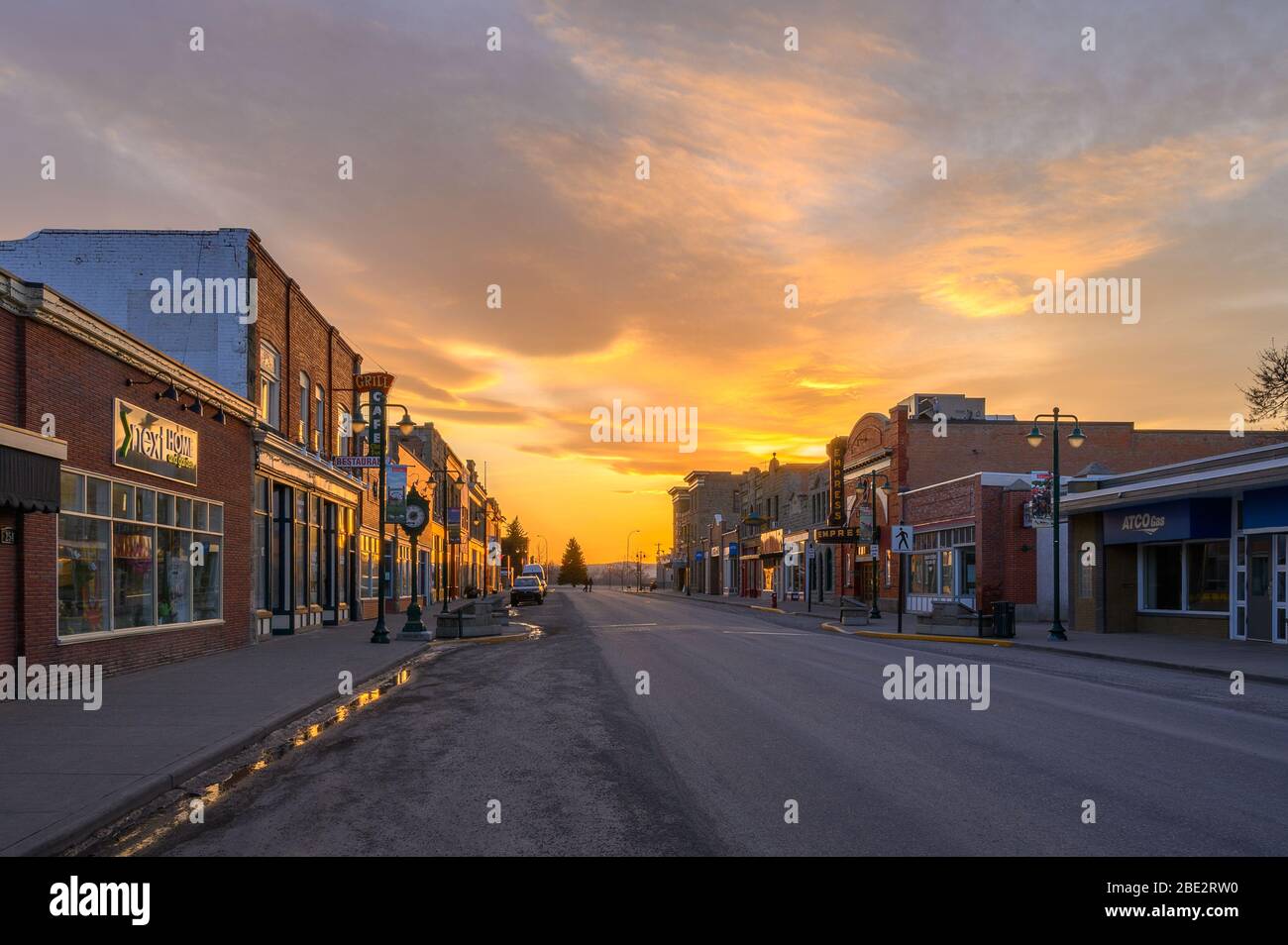 Fort MacLeod, Alberta, Kanada - 09. April 2020: Sonnenuntergang an der historischen Hauptstraße der Präriestadt Stockfoto