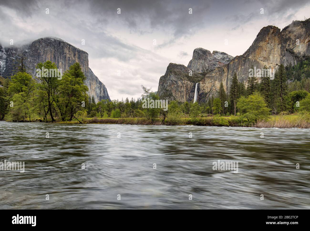 Yosemite Tal mit dem Fluss Merced und El Capitan Stockfoto