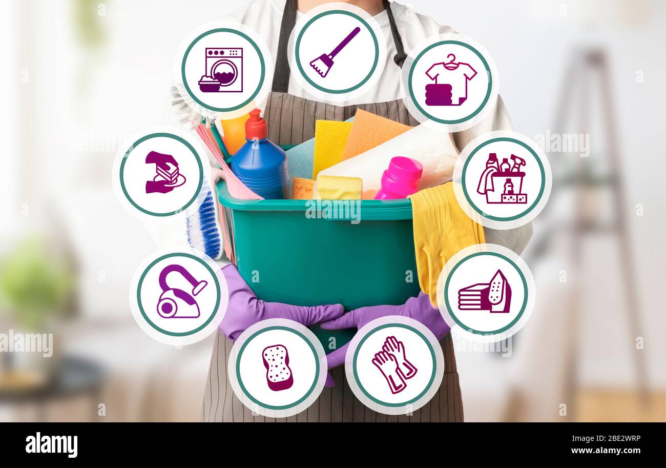 Nicht erkennbare Person, die Reinigungswerkzeuge mit Symbolen für Haushaltsaufgaben hält Stockfoto