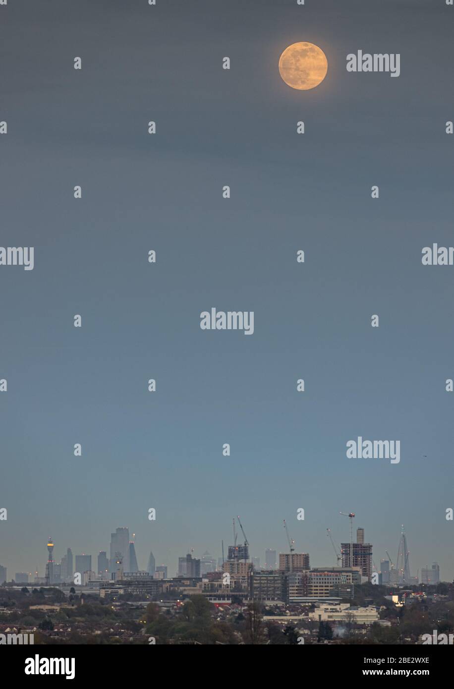 Supermoon steigt über einem dunstigen Zentrum Londons Stockfoto
