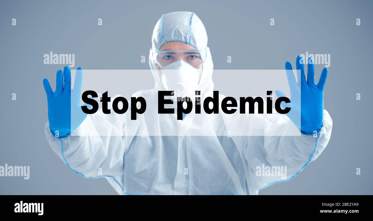 Asiatischer Mann in einem Hasmat Anzug hält Inschrift stoppen Epidemie Stockfoto