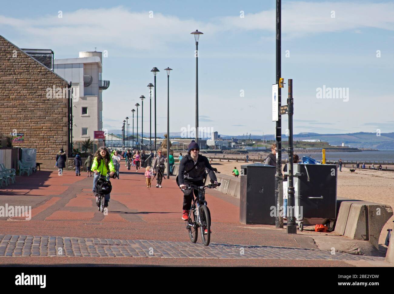 Portobello Promenade, Edinburgh, Schottland, Großbritannien. April 2020. Temperatur von 16 Grad mit voller Sonne am Nachmittag nach einem bewölkten Start. Am Ostersamstag ein sehr ruhiger Strand am dritten Wochenende der Coronavirus Lockdown. Auf der Promenade manchmal fast so viele Radfahrer wie Fußgänger in Gruppen von bis zu fünf Personen aller Altersgruppen ankommen, leider nicht alle geben eine körperliche soziale Distanz, wie sie passieren, so dass es unangenehm war, die entlang gehen. Quelle: Arch White / Alamy Live News. Stockfoto