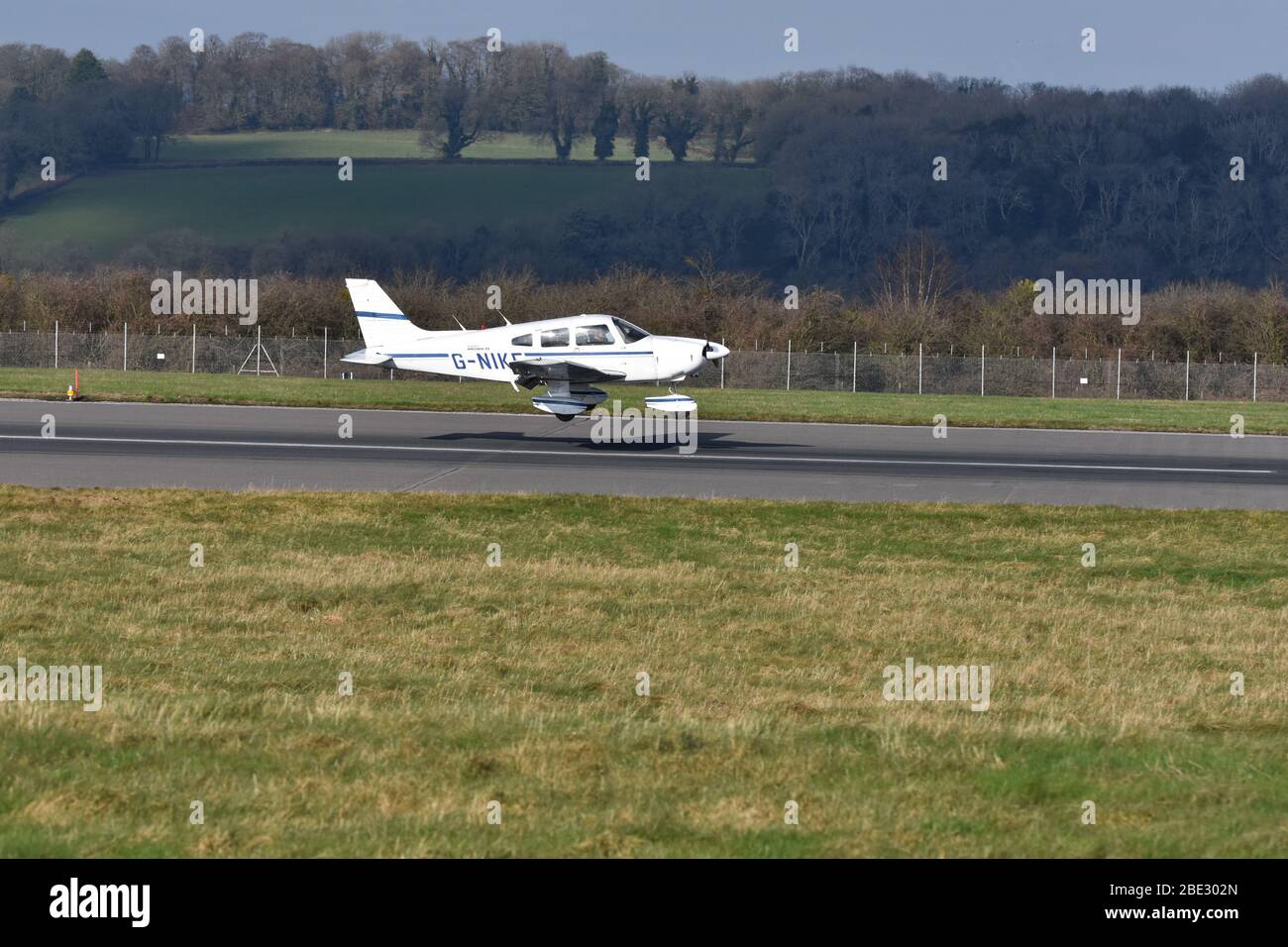 Ein leichtes Piper PA-28-181 (G-NIKE) Flugzeug am Flughafen Bristol am 6. Februar 2019. ERWEITERTE FLUGSCHULUNG DER FLUGGESELLSCHAFT Stockfoto